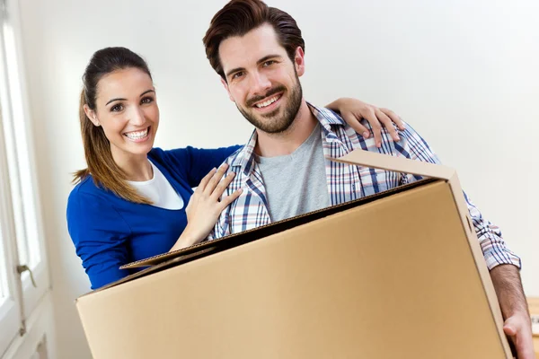 Jeune couple déménageant dans une nouvelle maison — Photo