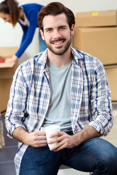 Junges Paar zieht in neues Zuhause — Stockfoto