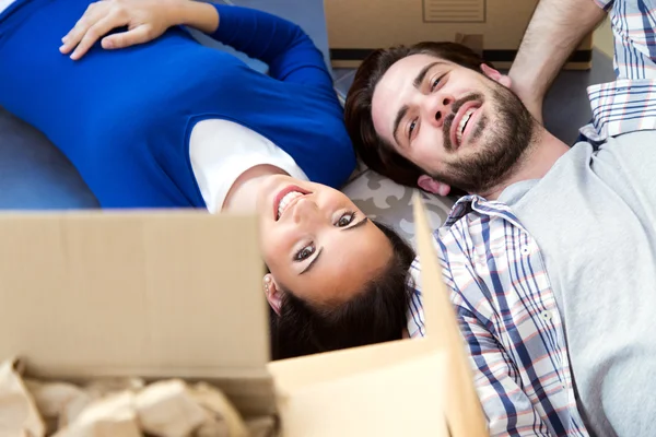 Jeune couple déménageant dans une nouvelle maison — Photo