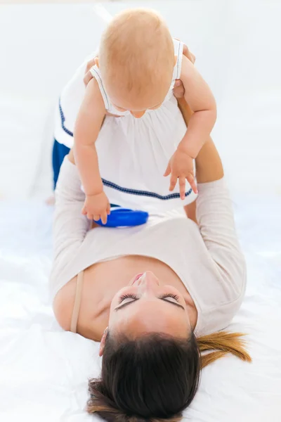 Bebek kız ve annesi evde oynamak — Stok fotoğraf