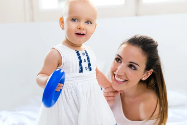 Menina bebê e sua mãe brincando em casa — Fotografia de Stock