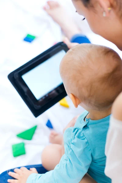 Moeder en baby meisje met digitale Tablet PC thuis — Stockfoto