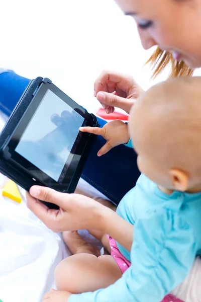 Moeder en baby meisje met digitale Tablet PC thuis — Stockfoto