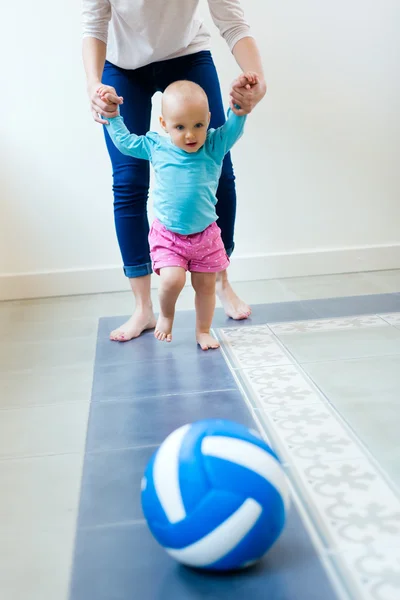 Baby girl learning to walk at home — Stock Photo, Image