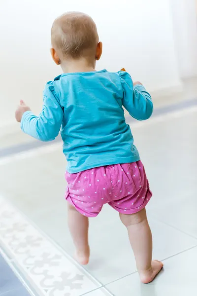 Baby girl learning to walk at home — Stock Photo, Image