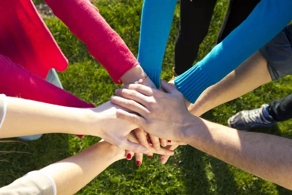 Groupe d'amis empiler les mains comme serment d'unité — Photo