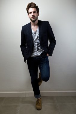 zarif genç yakışıklı adam.