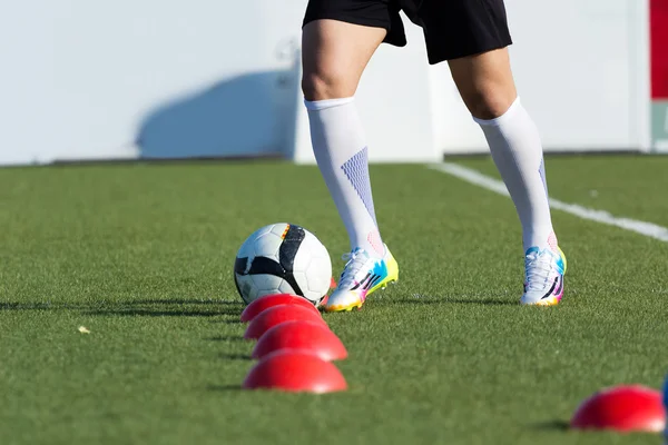 Entrenamiento de jugador de fútbol en el campo al aire libre —  Fotos de Stock