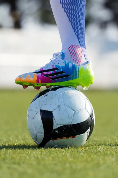 Giocatore di calcio con palla, all'aperto — Foto Stock