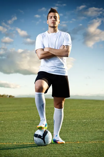 Joueur de football avec ballon, en plein air — Photo