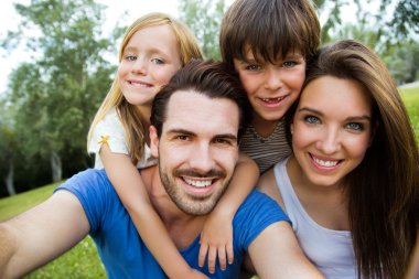 mutlu genç ailesi selfies onun smartphone ile par alarak