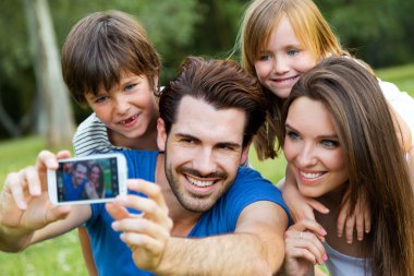 mutlu genç ailesi selfies onun smartphone ile par alarak