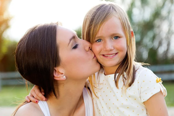 Moeder en dochter hebben plezier buiten — Stockfoto