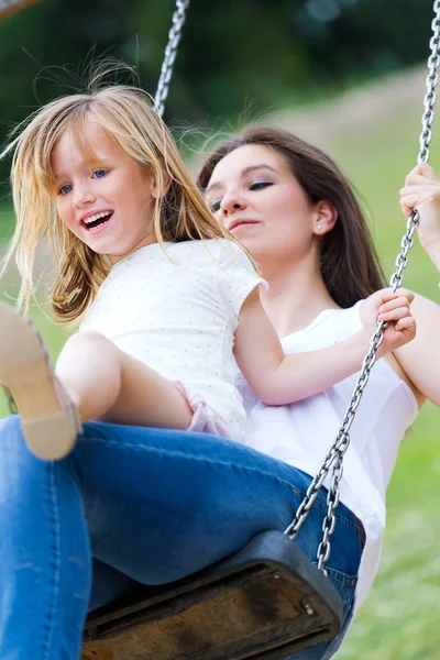 Madre e hija divirtiéndose al aire libre — Foto de Stock