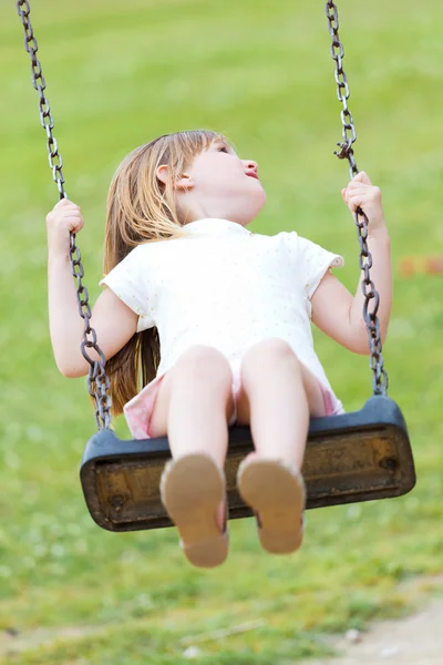 Menina feliz se divertindo no parque . — Fotografia de Stock