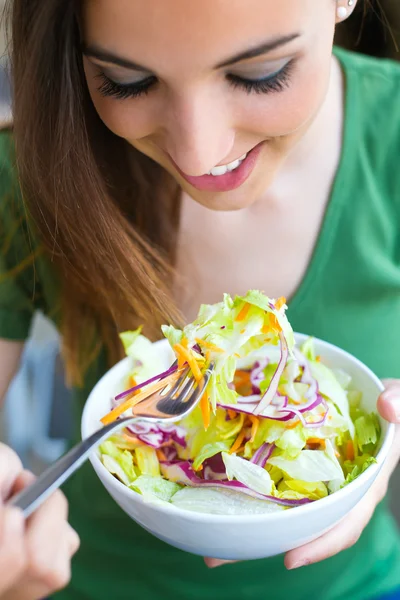 サラダを食べる女。美しい笑顔と幸せ cauc の肖像画 — ストック写真