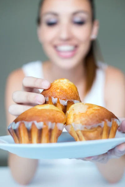 Lezzetli kek yeme mutlu bir genç kadın — Stok fotoğraf