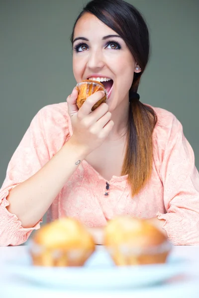 Lezzetli kek yeme mutlu bir genç kadın — Stok fotoğraf