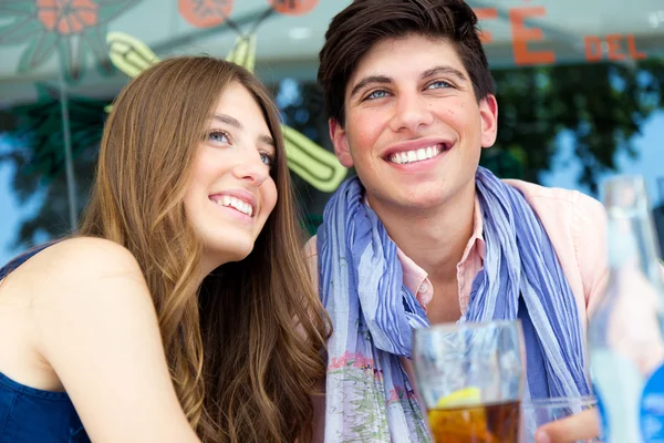 Retrato de pareja joven enamorada en la calle — Foto de Stock