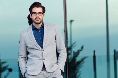 Havaalanında dışında çekici genç işadamı