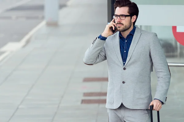 Człowiek biznesu miejski mówić na smartphone — Zdjęcie stockowe