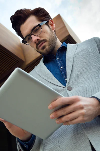 Stedelijke zakenman met laptop buiten in luchthaven — Stockfoto