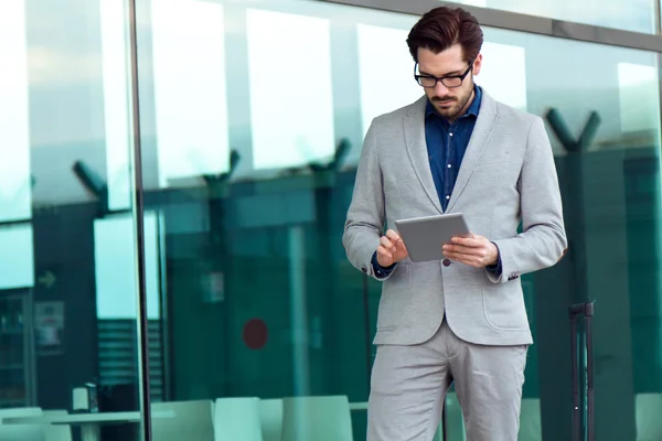 Stedelijke zakenman met laptop buiten in luchthaven — Stockfoto