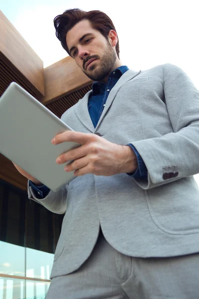 Stedelijke zakenman met laptop buiten in luchthaven — Stockfoto