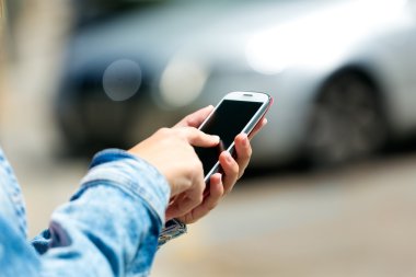 hareket eden telefon içinde bir kadın eli. açık resim.