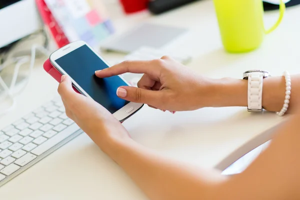 Mobiltelefon i en kvinnas hand. inomhus bild. — Stockfoto