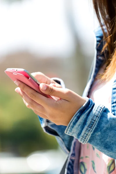 Mobiltelefon i en kvinnas hand. utomhus bild. — Stockfoto