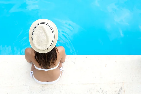 Menina bonita relaxando na piscina no verão — Fotografia de Stock