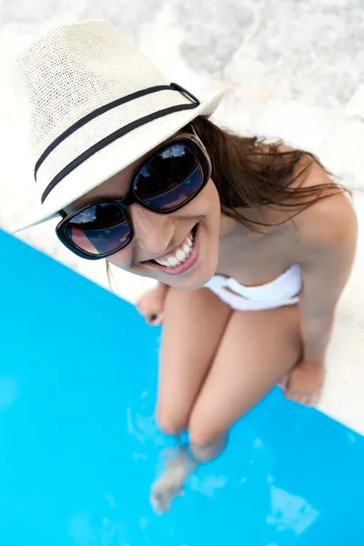 Krásná, mladá, sexy holka si v létě u bazénu. — Stock fotografie