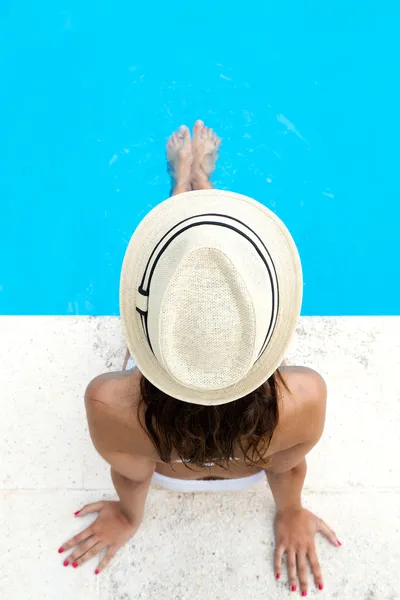 Menina bonita relaxando na piscina no verão — Fotografia de Stock