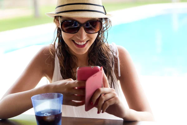 Девушка берет мобильный телефон в бассейне . — стоковое фото