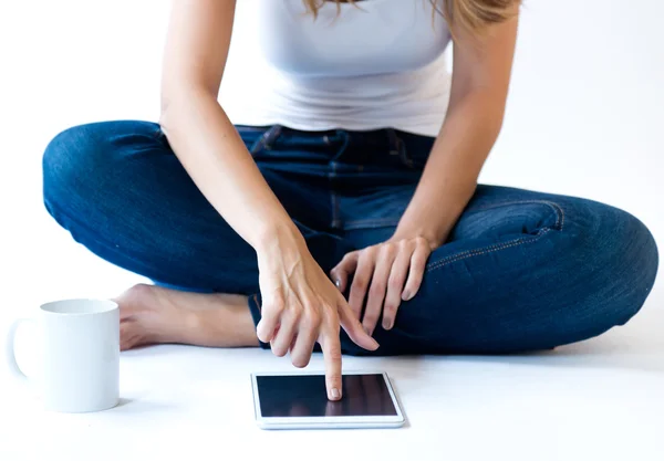 Mujer joven en casa con tableta digital. Aislado sobre blanco . —  Fotos de Stock