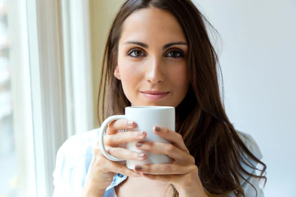 美しい女性、窓の近くに朝のコーヒーを飲む. — ストック写真