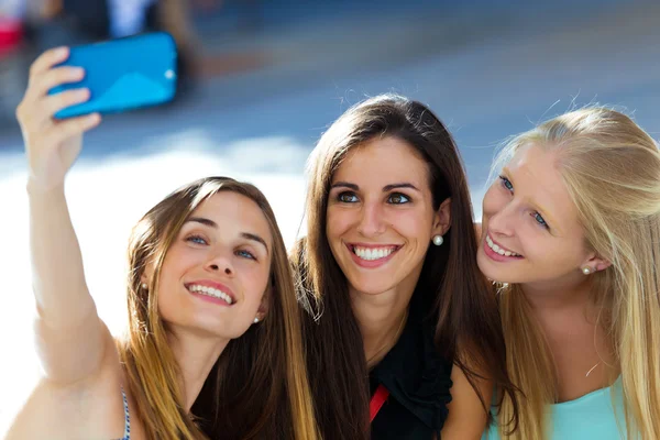 Groep vrienden nemen selfie in de straat. — Stockfoto