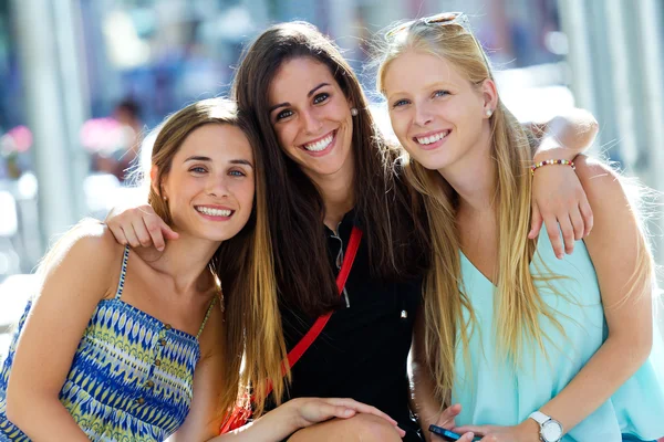 Groupe de belles jeunes filles dans la rue. Journée shopping . — Photo