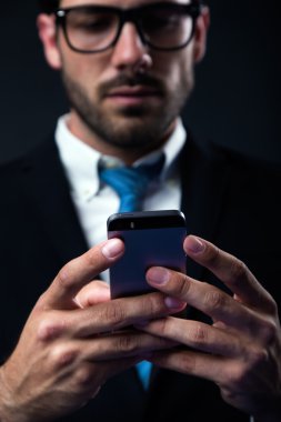 cep telefonuyla zarif siyah elbiseli şık yakışıklı.