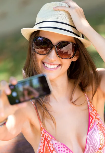 Mooie jonge meisje dat neemt selfies met haar slimme telefoon. — Stockfoto