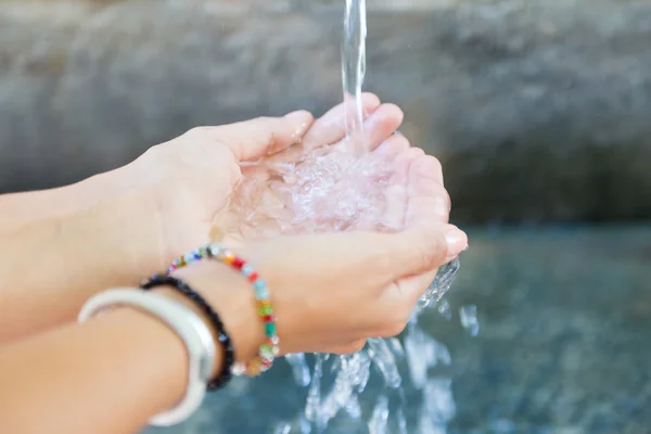 Mãos de mulher com respingo de água . — Fotografia de Stock