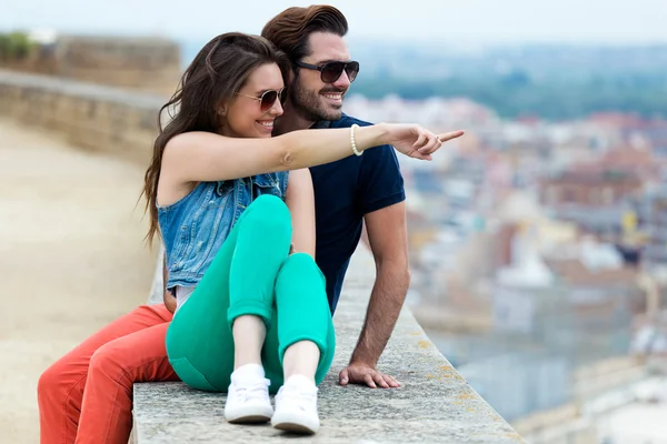 Jovem casal turístico olhando para as vistas da cidade . — Fotografia de Stock