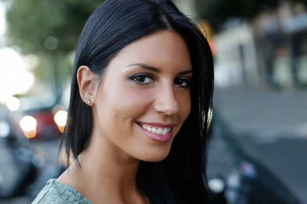 Hermosa chica posando en la cámara en la ciudad . — Foto de Stock