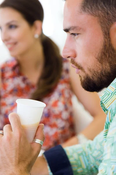 Gutaussehender Geschäftsmann trinkt Saft im Büro. — Stockfoto