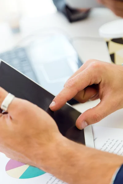 Geschäftsmann zeigt mit dem Finger auf den Bildschirm eines digitalen Tablets. — Stockfoto