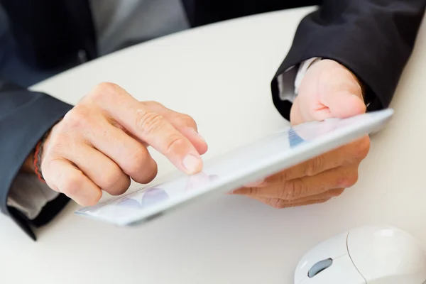 Zakenman vinger wijzen naar het scherm van een digitale tablet. — Stockfoto