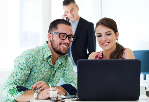 Casual executives working together at a meeting with laptop. — Stock Photo, Image