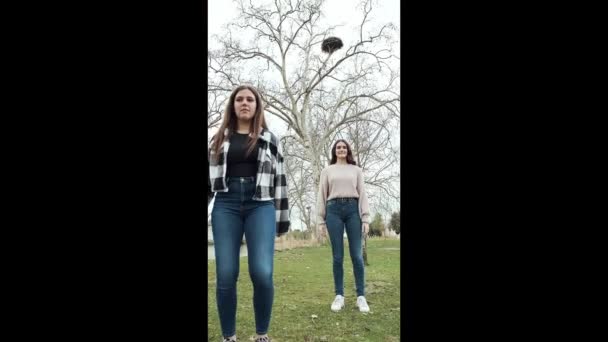 两名女孩在公园里跳着舞蹈 与社交媒体分享视频的视频 — 图库视频影像