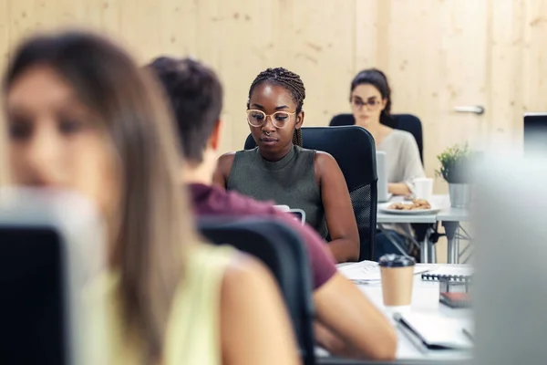 Disparo Empresarios Multiétnicos Que Trabajan Con Computadoras Lugar Coworking — Foto de Stock